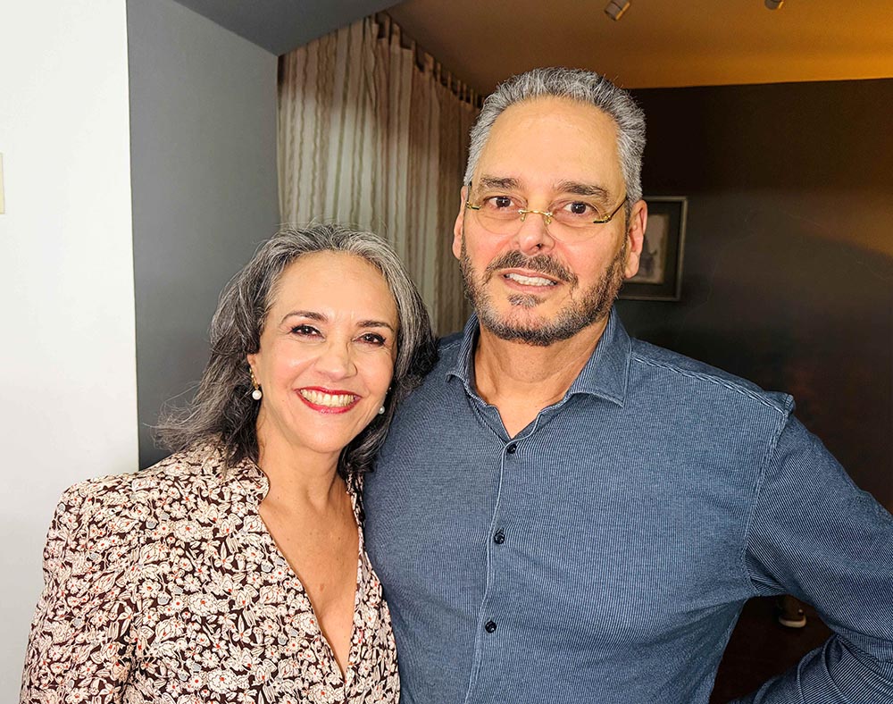 Bartyra Ribeiro de Castro e Roberto Ribeiro de Castro Júnior no lançamento do livro Escutem os Autistas!