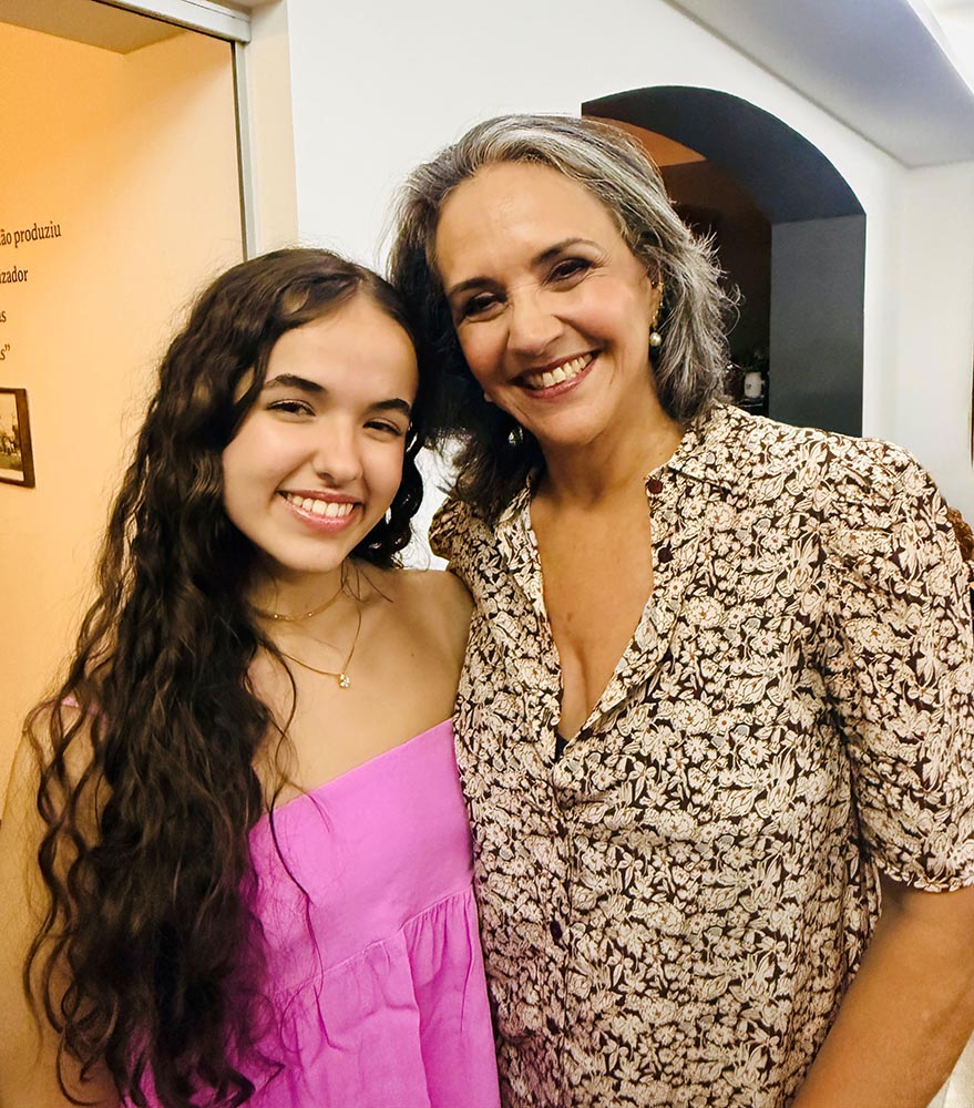 Bartyra Ribeiro de Castro com a neta Victoria Borgo no lançamento do livro Escutem os Autistas!