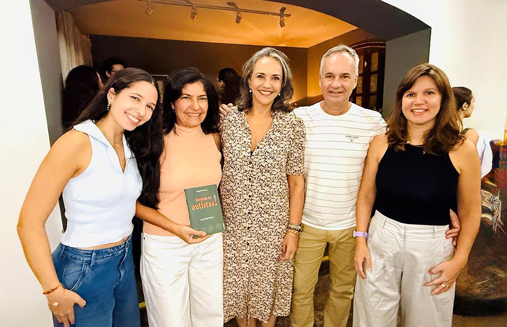Victoria Rocha, Jussara Rocha, Bartyra Ribeiro de Castro, Paulo Carleti e Raquel Moscon no lançamento do livro Escutem os Autistas!, na Clínica Via Régia.