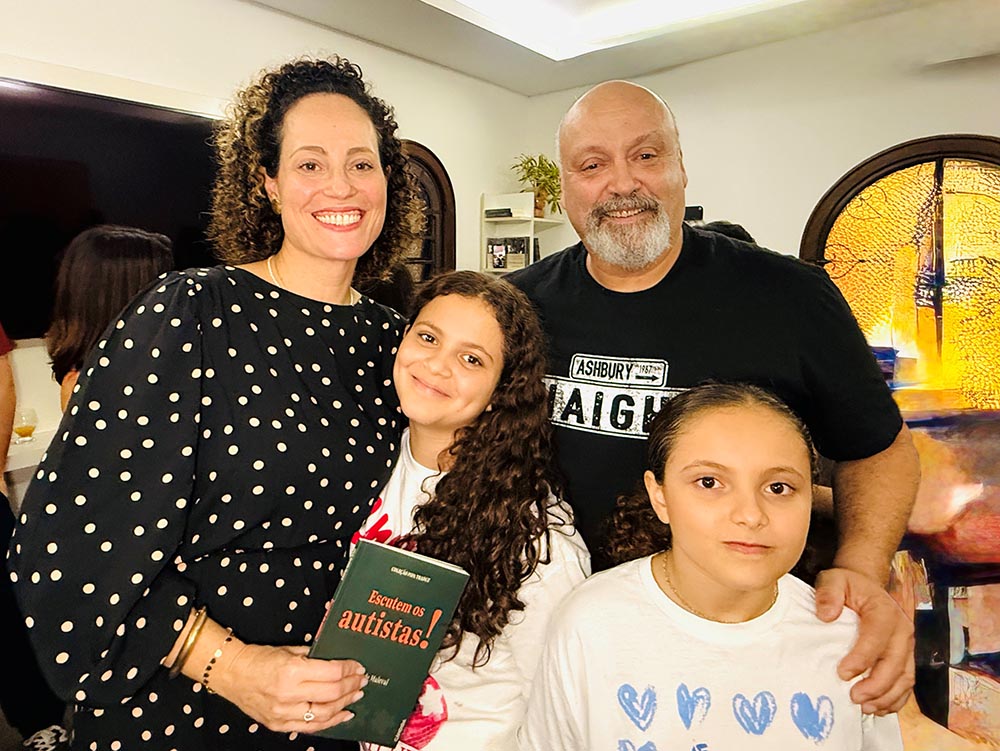 Francisco Grijó e Juliana Moysés Vieira com as filhas Ana e Mariana no lançamento do livro Escutem os Autistas!