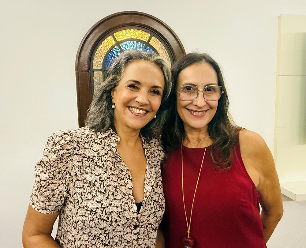 Bartyra Ribeiro de Castro recebe Tânia Calazans no lançamento do livro Escutem os Autistas!
