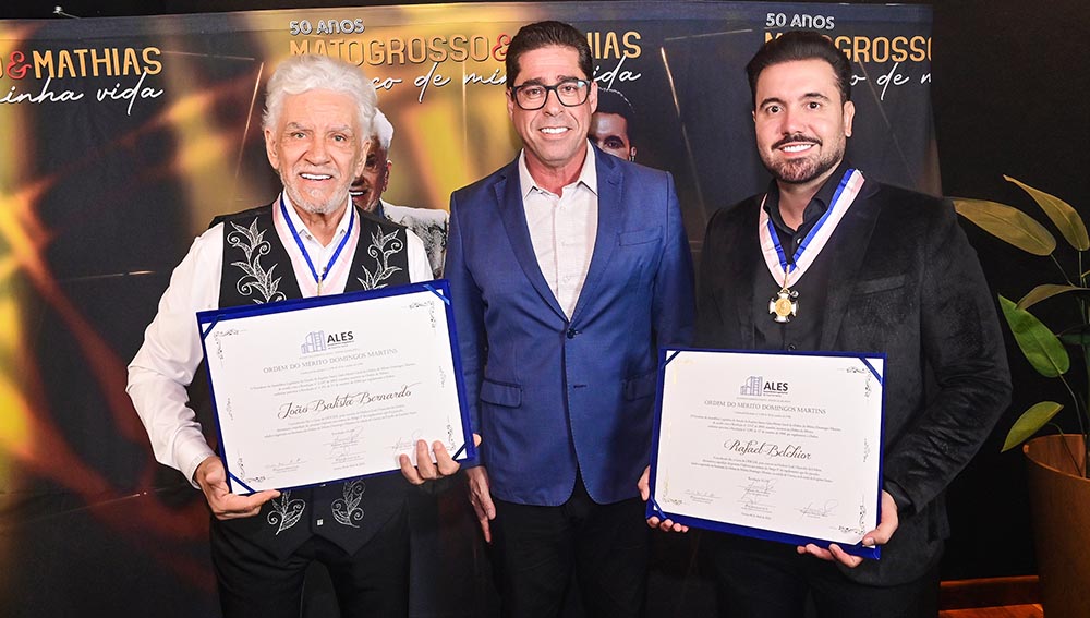 O Deputado estadual Marcelo Santos com a dupla condecorada por ele, com a ordem do mérito e o título de cidadão espírito-santense
