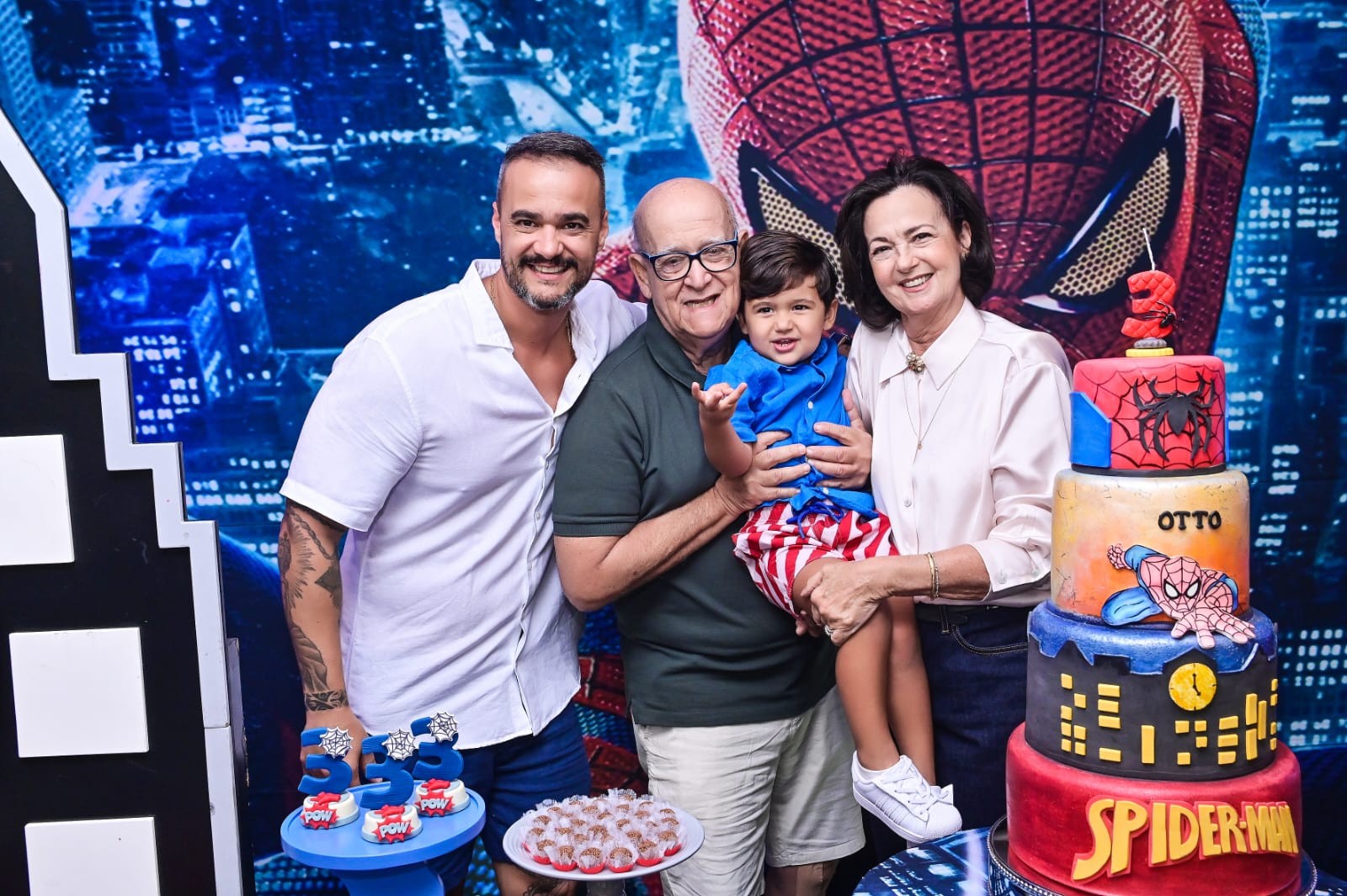 Eduardo com os pais Pedro Lobato e Lúcia e o aniversariante Otto