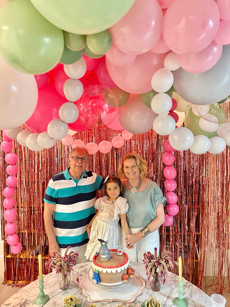 A aniversariante com vovô Mário Herkenhoff e vovó Solange