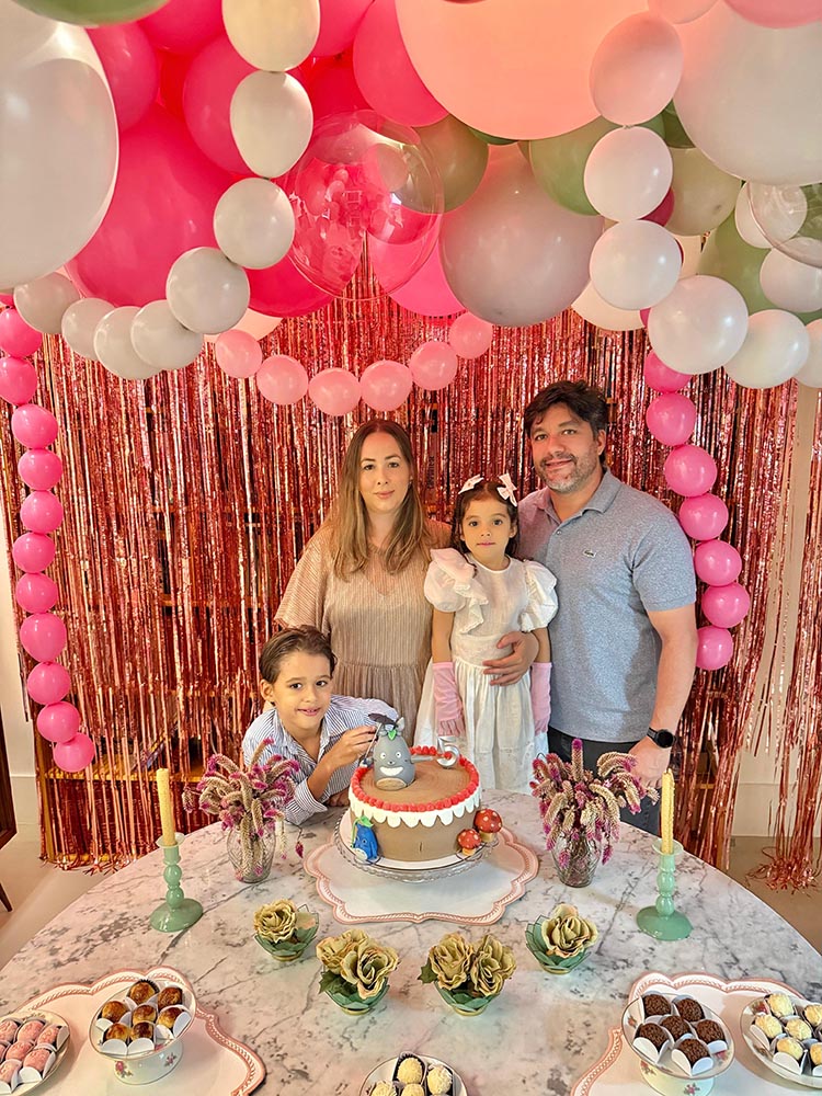 A aniversariante Estela com o irmão Jorge e os pais Alexandra e Leonardo Prata