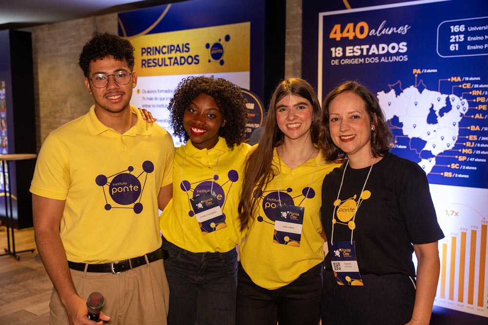 Fabiane Caetano, diretora pedagógica, com alunos que se apresentaram no palco