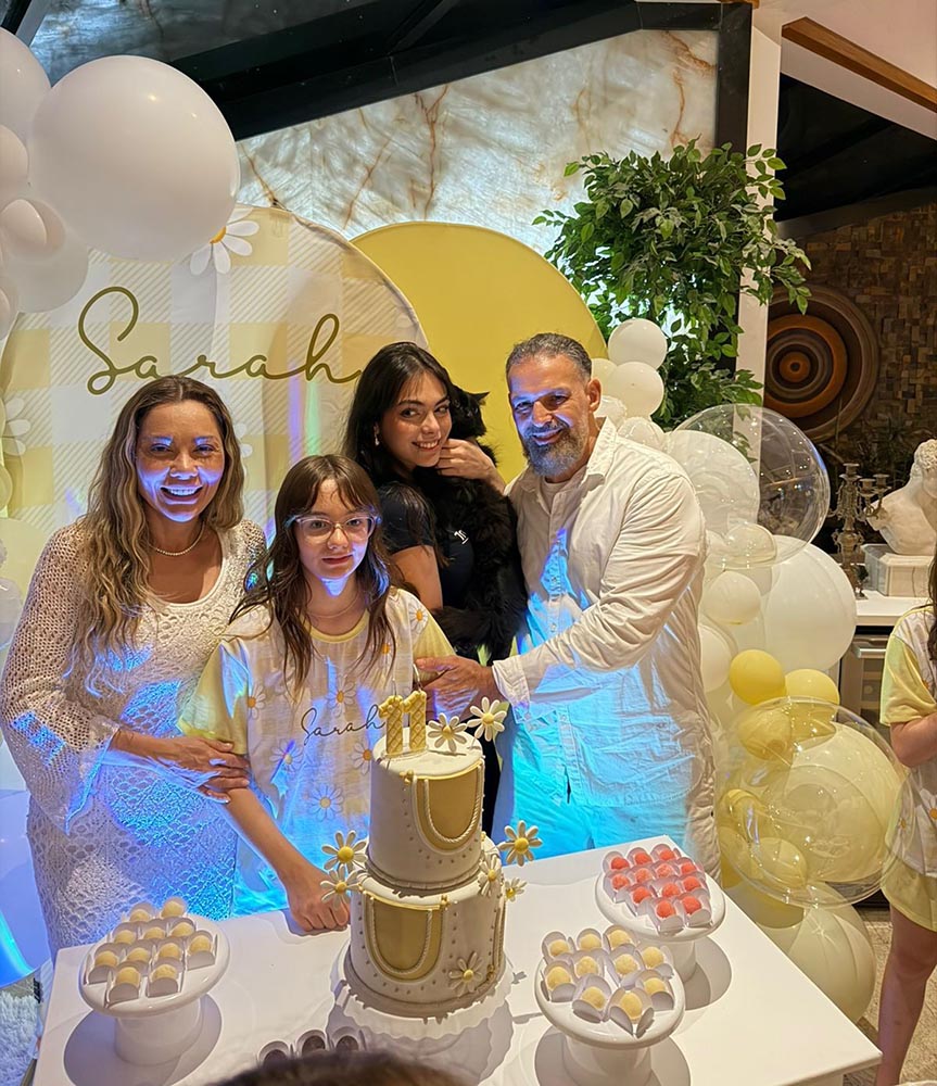 Aniversário da Sarah com os pais Catarina, Julio e a irmã Sofia Riva. Divulgação