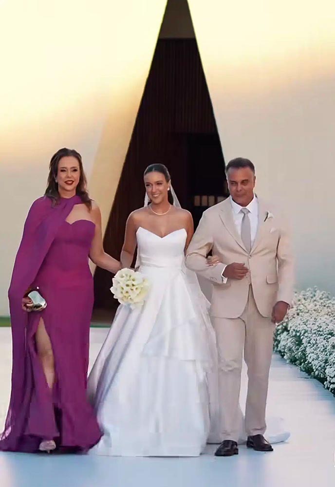 Entrada da noiva com seus pais, Andreia Carone e Carlos Augusto Lopes