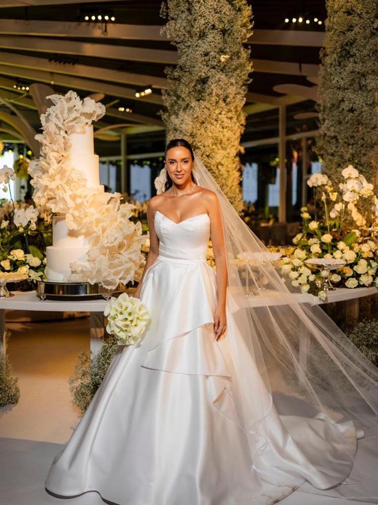 Camila com o belíssimo bolo de casamento