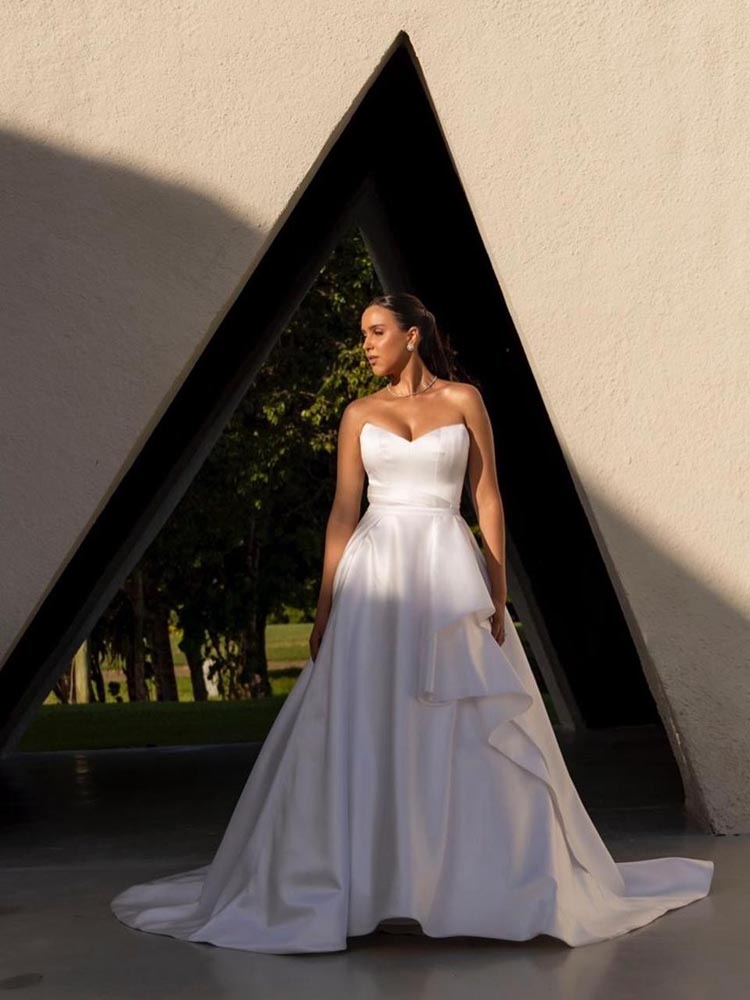 A noiva em seu belíssimo vestido by Samuel Cirnansck