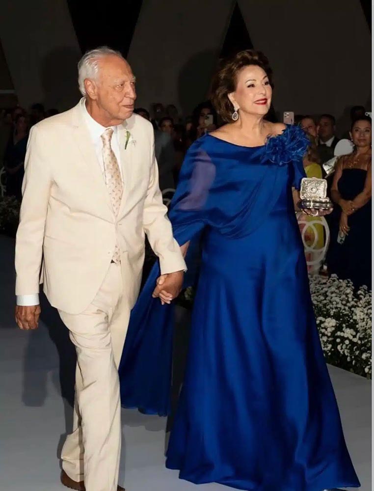 William e Dalva Carone levando as alianças