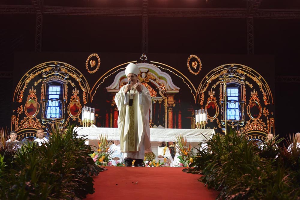Dom Ângelo Ademir Mezzari celebrando a missa na chegada dos romeiros