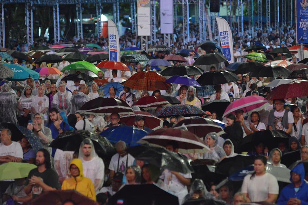 Embaixo de forte chuva os fiéis seguiram na Romaria dos Homens