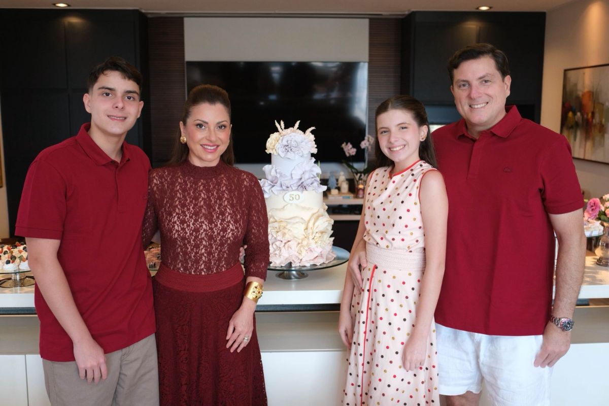 Juliana com o marido Breno Peixoto e os filhos, Pedro e Alice