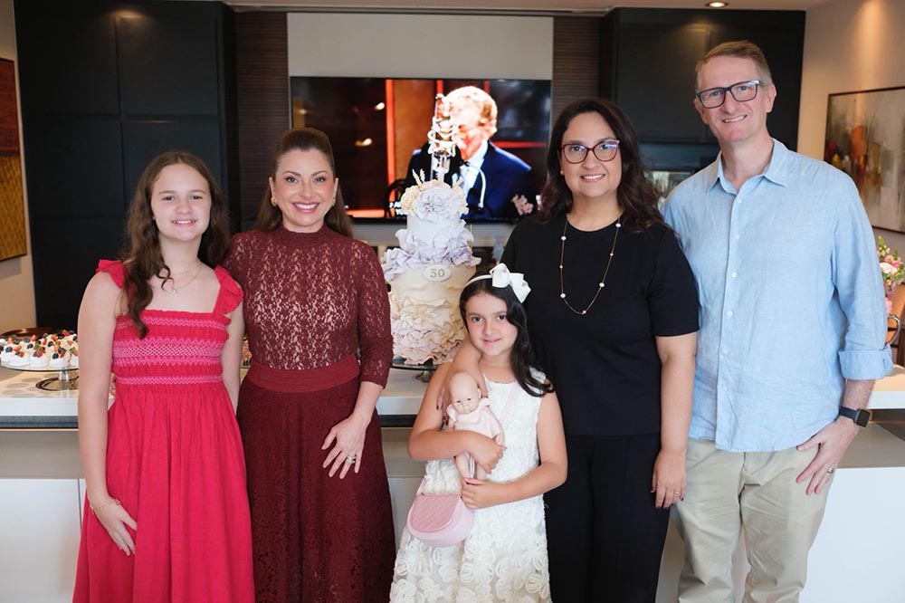 Juliana com Camila e Felipe Morgado Horta e as filhas Júlia e a Luísa