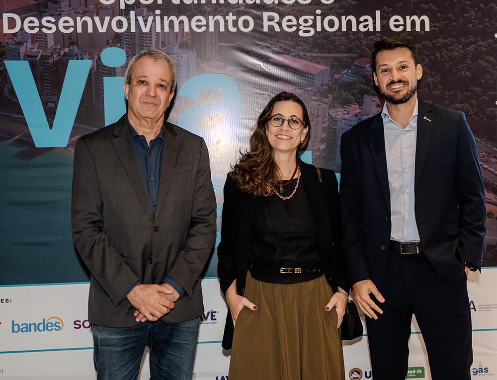 Os painelistas presidente do BANDES, Marcelo Saintive; a presidente da NOVA-ES, Patrícia Gouvêa e o presidente da ES GÁS, Raphael Pereira