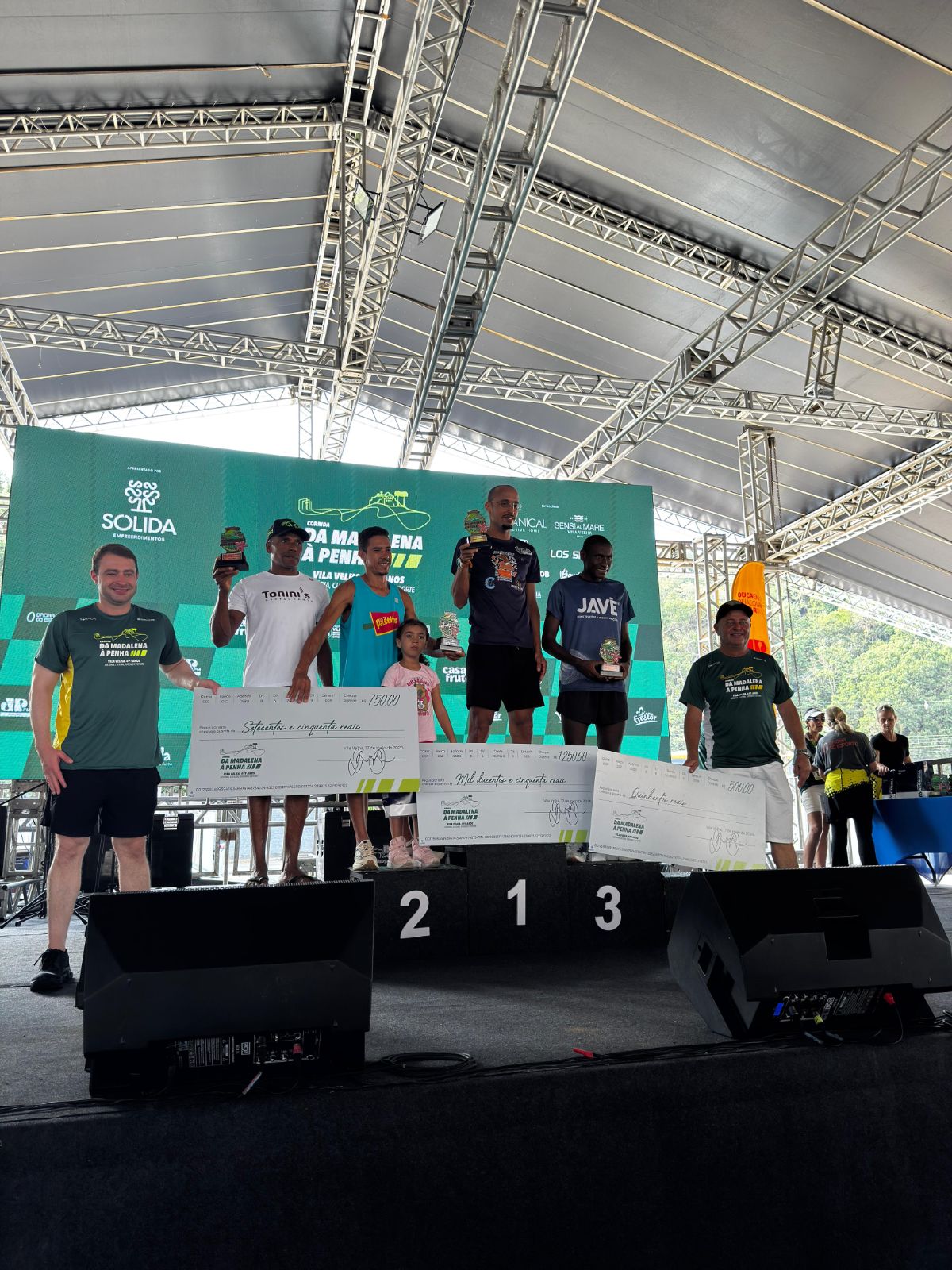 Entrega dos troféus e premiação em dinheiro para os atletas da categoria 12,5km ladeados por Vitor Morales e Cícero Ribeiro