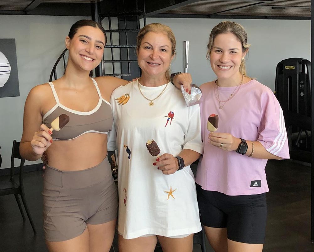 Adriana Pimentel com as filhas Kamilla e Amanda Pimentel