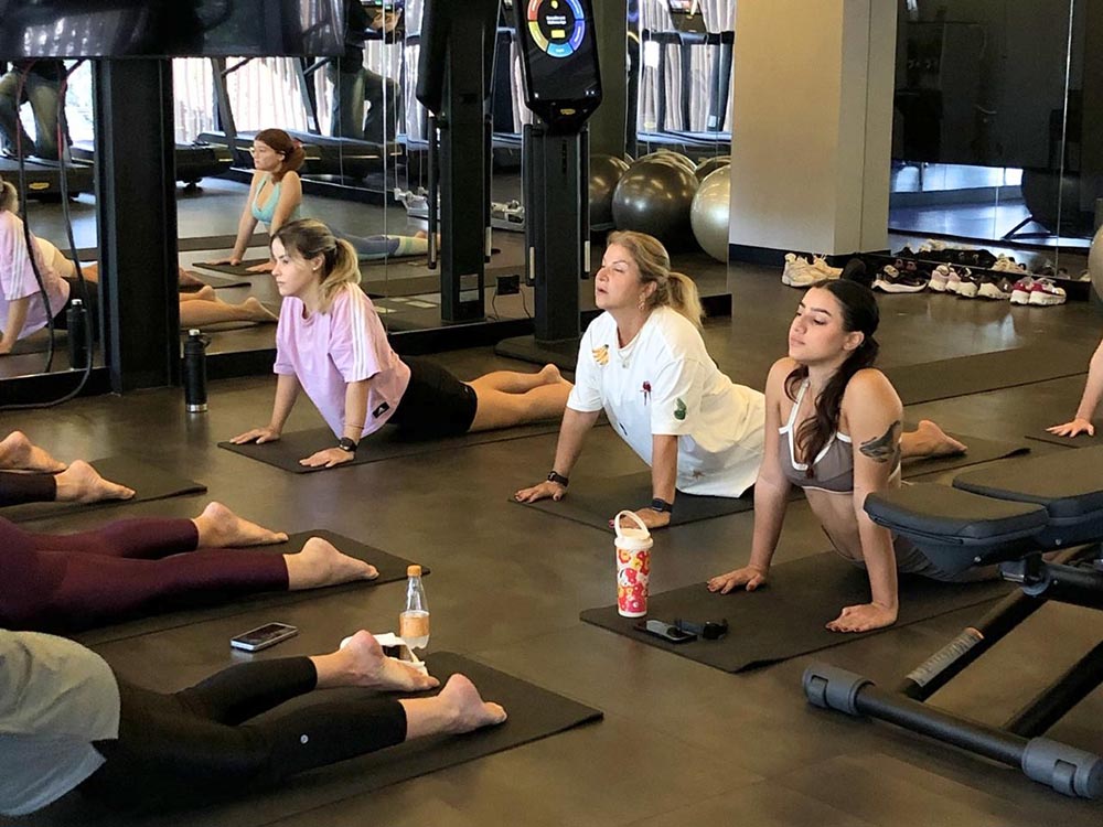 Adriana Pimentel e suas filhas Kamilla e Amanda na aula de Yoga