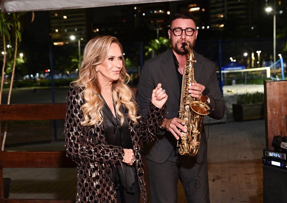 A eterna garota de Ipanema, Helô Pinheiro com JV Sax