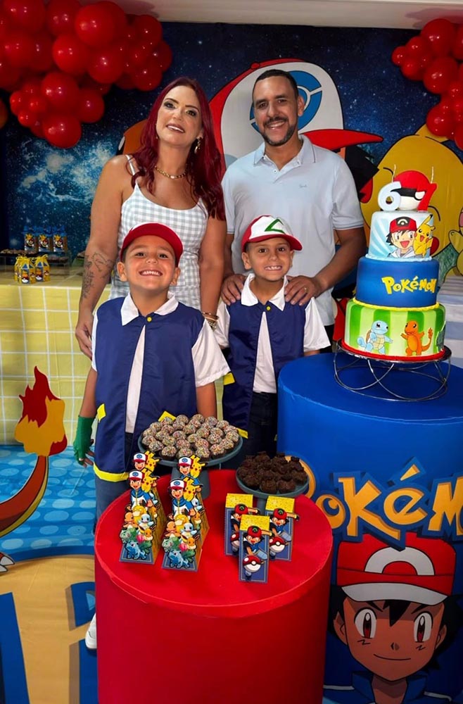 Fernanda Mathias e André Santos, na comemoração dos filhos, Luiz Heitor ,6 anos e Miguel ,7anos