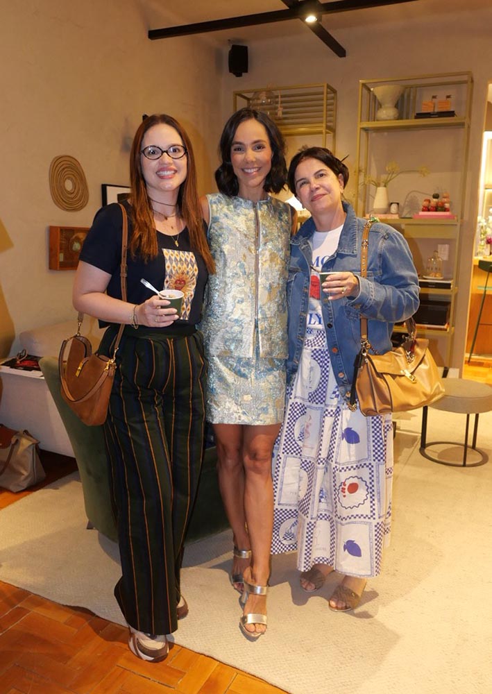 Gabriela e Sandra Napoleao, Carol Neves