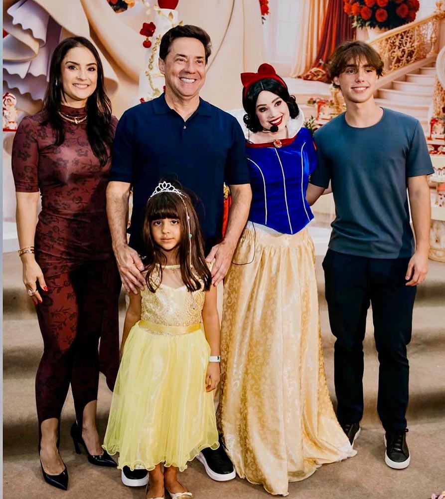 Ary e Valtair Torezani com a aniversariante Luiza e o filho Lucas