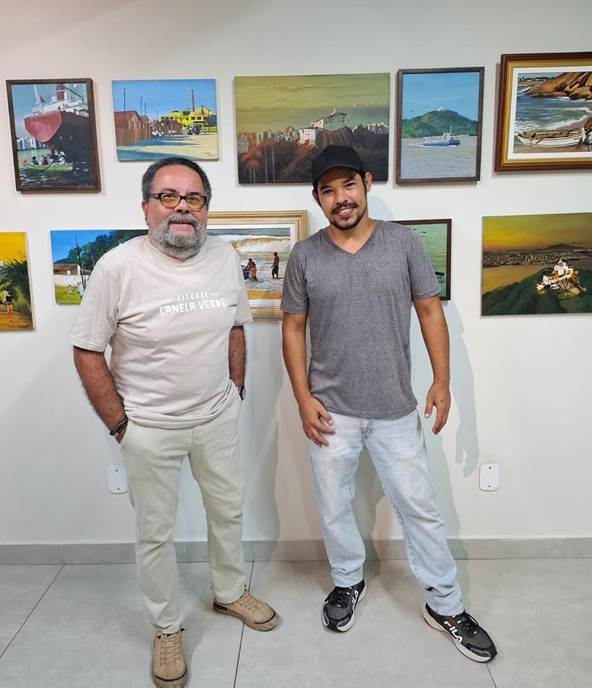 O produtor da exposição Manoel Goes com o artista Roger Di Araujo na abertura da exposição Identidade Cultural Capixaba, na galeria VilaZinha da Prainha . Foto_Rian Castelar