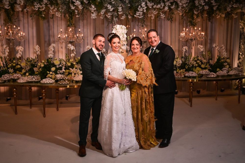 Os noivos Renato e Helena,com os pais dela, Andreia e Erick Cardoso
