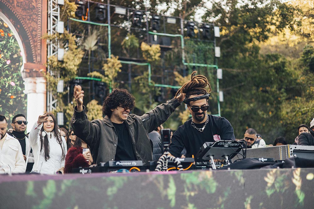Djs se apresentando no Café de La Musique
