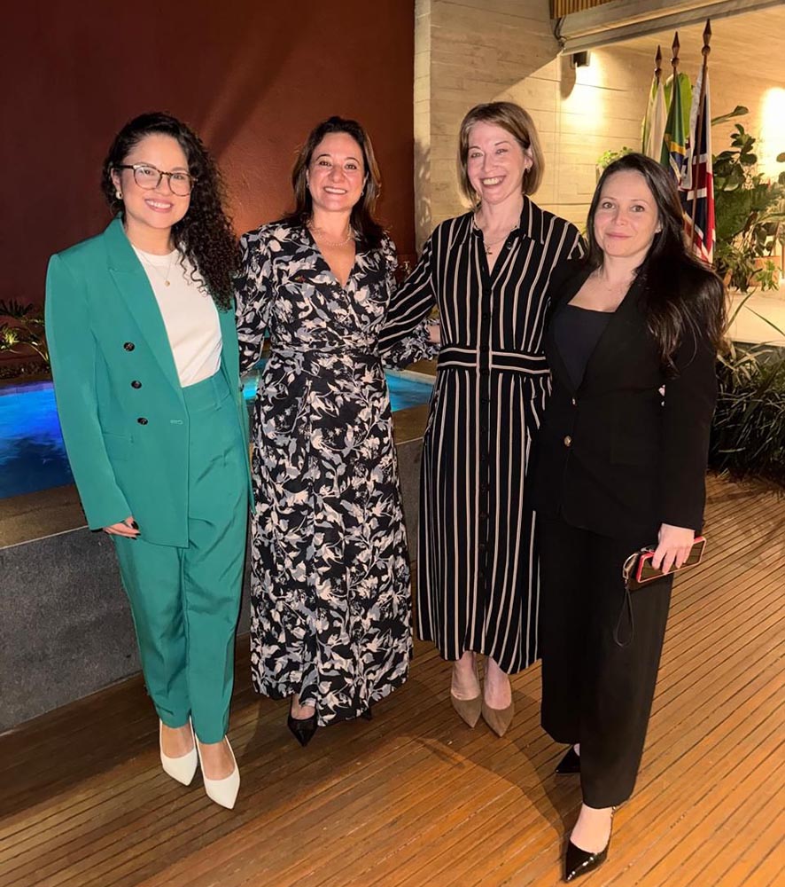 Carla Borriello com a equpe do Consulado Britânico Brasil
