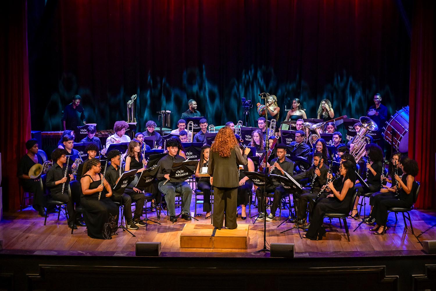 Banda Sinfônica Vale Música com regência da maestra Ludhymila Bruzzi. Foto Gabriel Lordello Mosaico