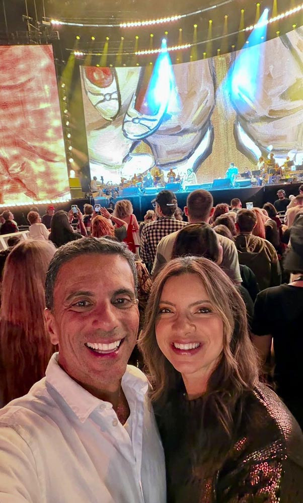 Leo de Castro e a esposa Patrícia curtiram o show dos feras Jorge Aragão, Alcione e Zeca Pagodinho último sábado no Rio de Janeiro