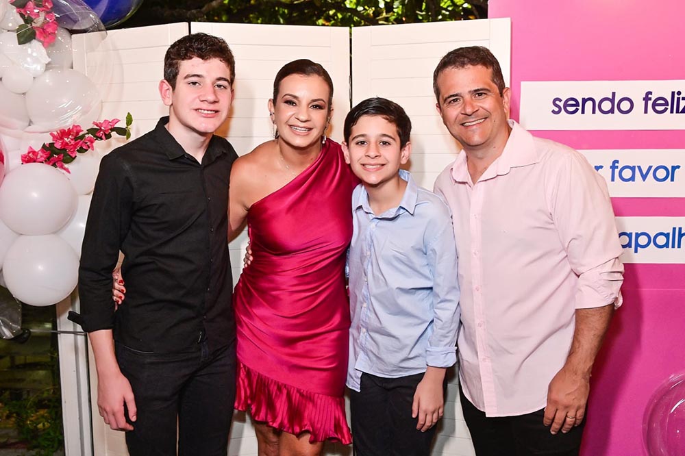 Tatiane Emerich entre os filhos Júlio e Pedro e o marido Fernando