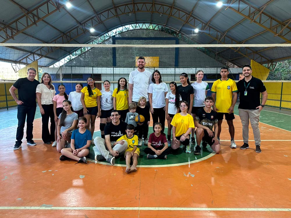 Campeão olímpico de vôlei de praia, Alison Mamute visita o projeto de voleibol do Instituto Cultural das Montanhas em Afonso Cláudio. Foto Connect Agência