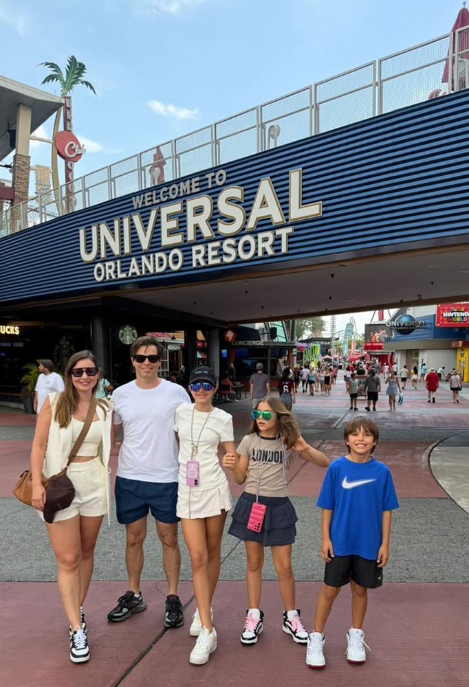 Emanuela Morello e Gil Milbratz, que estão curtindo dias de descanso e diversão em Orlando com os filhos