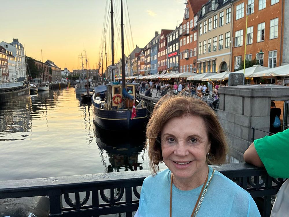 Christina no canal das casas coloridas com o pôr do sol as 21h57
