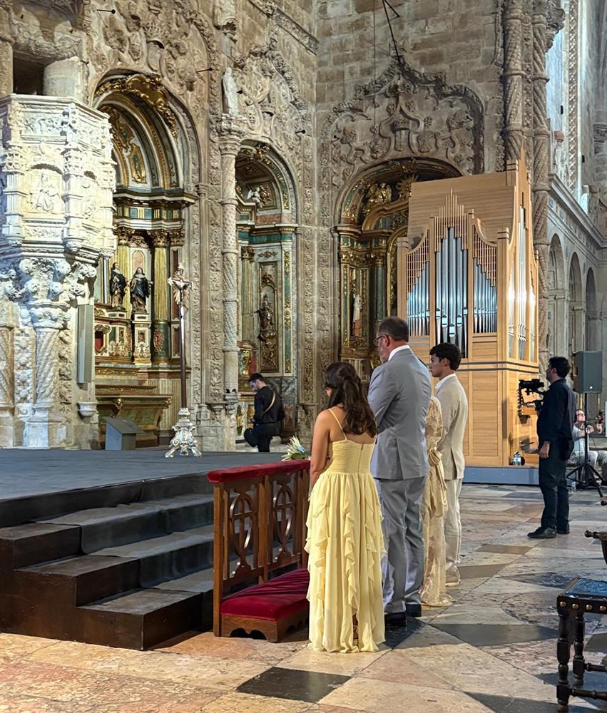 O casal Márcio e Ana Paula com os filhos recebendo a bênção pelas Bodas de Prata