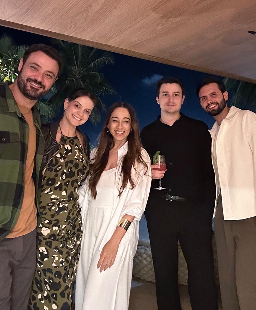 Priscila Maciel ao lado de Renan Vermelho, Carol Portugal, Daniel Marques e Luís Piumbini no soft open do SkyBar 400, encontro exclusivo para arquitetos realizado na CASACOR Espírito Santo.