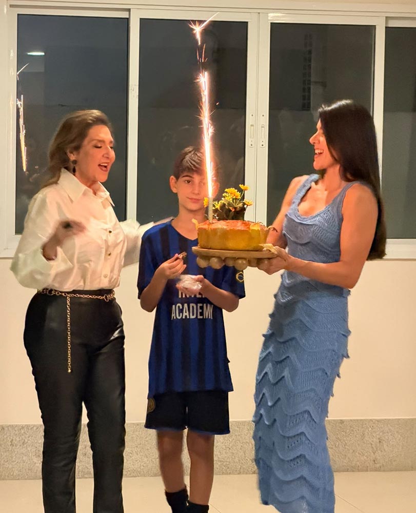 Angela com o neto e a filha Samira