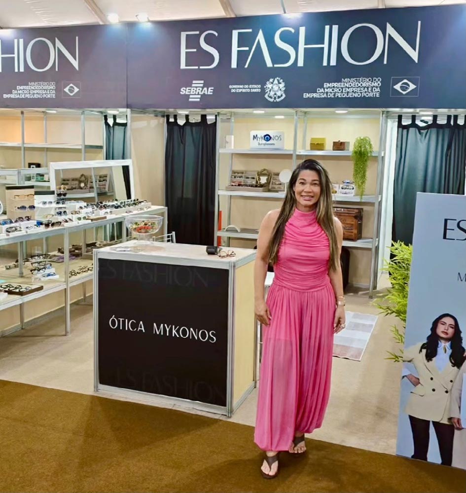 A empresária Adriana Negromonte, em seu stand da Ótica Mykonos, durante o ES Fashion que aconteceu essa semana na Praça do Papa _ divulgação